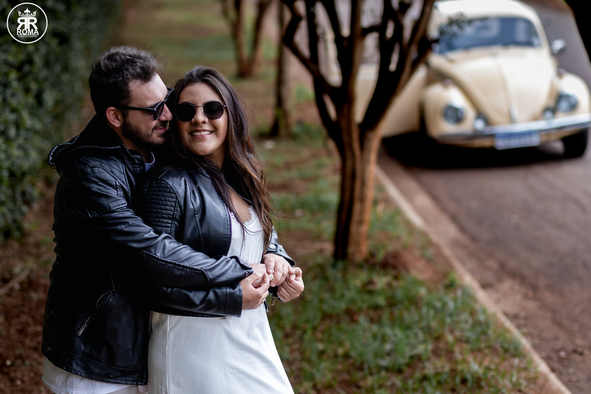 ensaio-de-casal-com-fusca - fotografia-de-casal-criativa - ensaio-vintage-com-carro-antigo -sessão-fotográfica-retrô - fotógrafo-de-casamentos-jau - fotógrafo-de-casamentos-sao- paulo - ensaio-de-casal-romântico - pré-wedding-com-fusca
