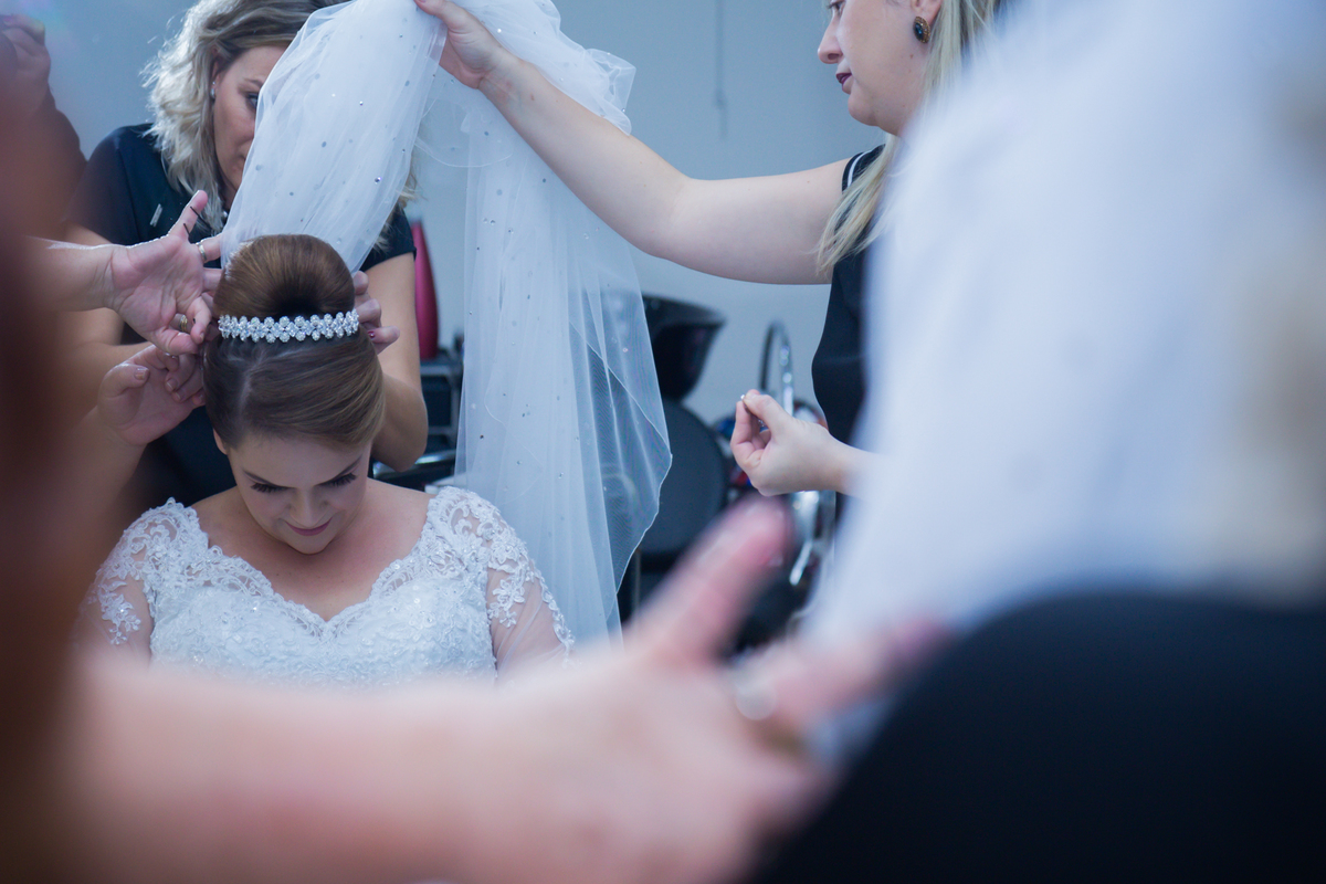 noiva montando a mantilha e se divertindo