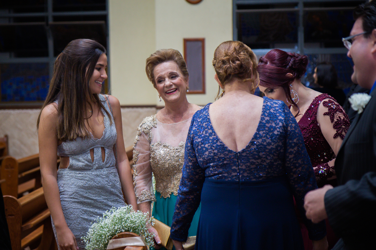 mãe e convidados ansiosos pela chegada da noiva 