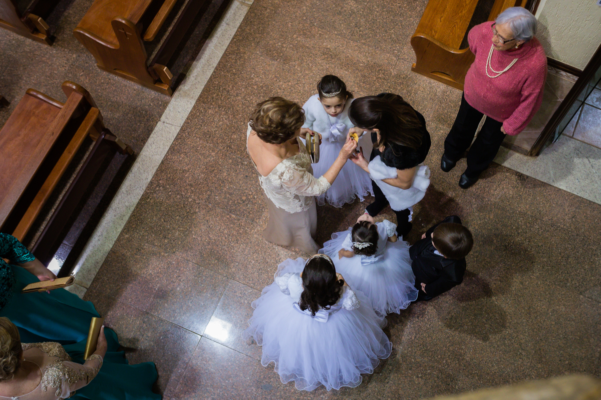 uma visão do alto das daminhas de honra e pagens