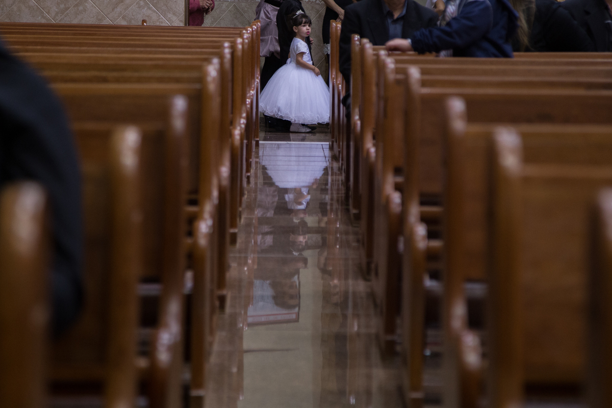 daminha de honra vista no corredor da igreja