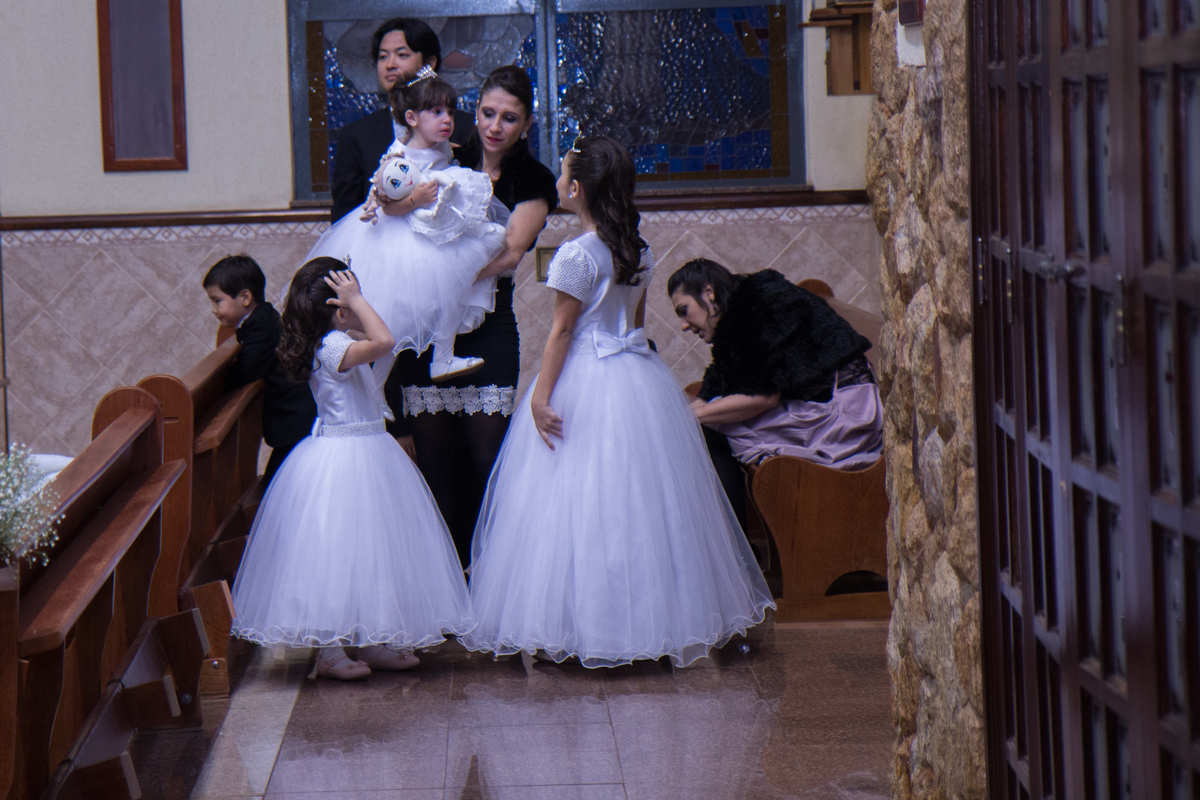 daminhas a poucos instantes de entrar pelo corredor da igreja