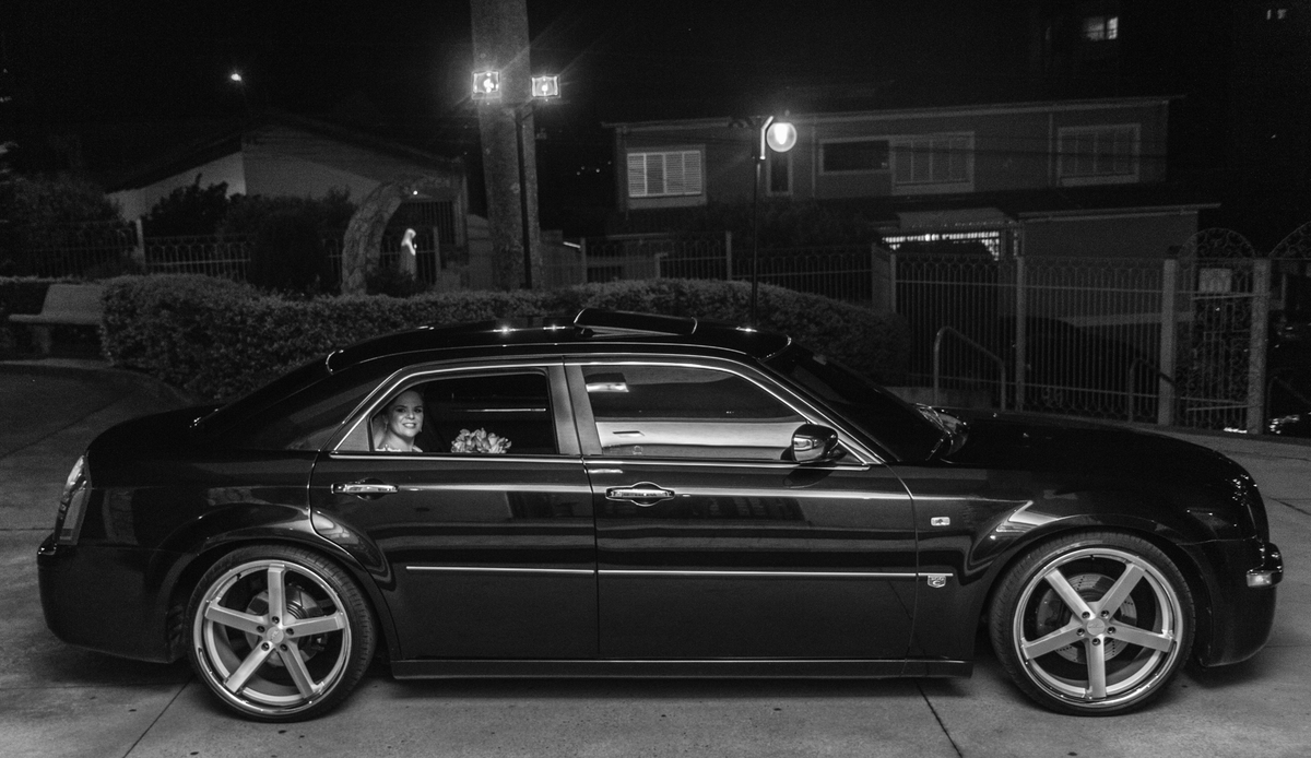 a noiva esperando no carro pela sua entrada triunfal