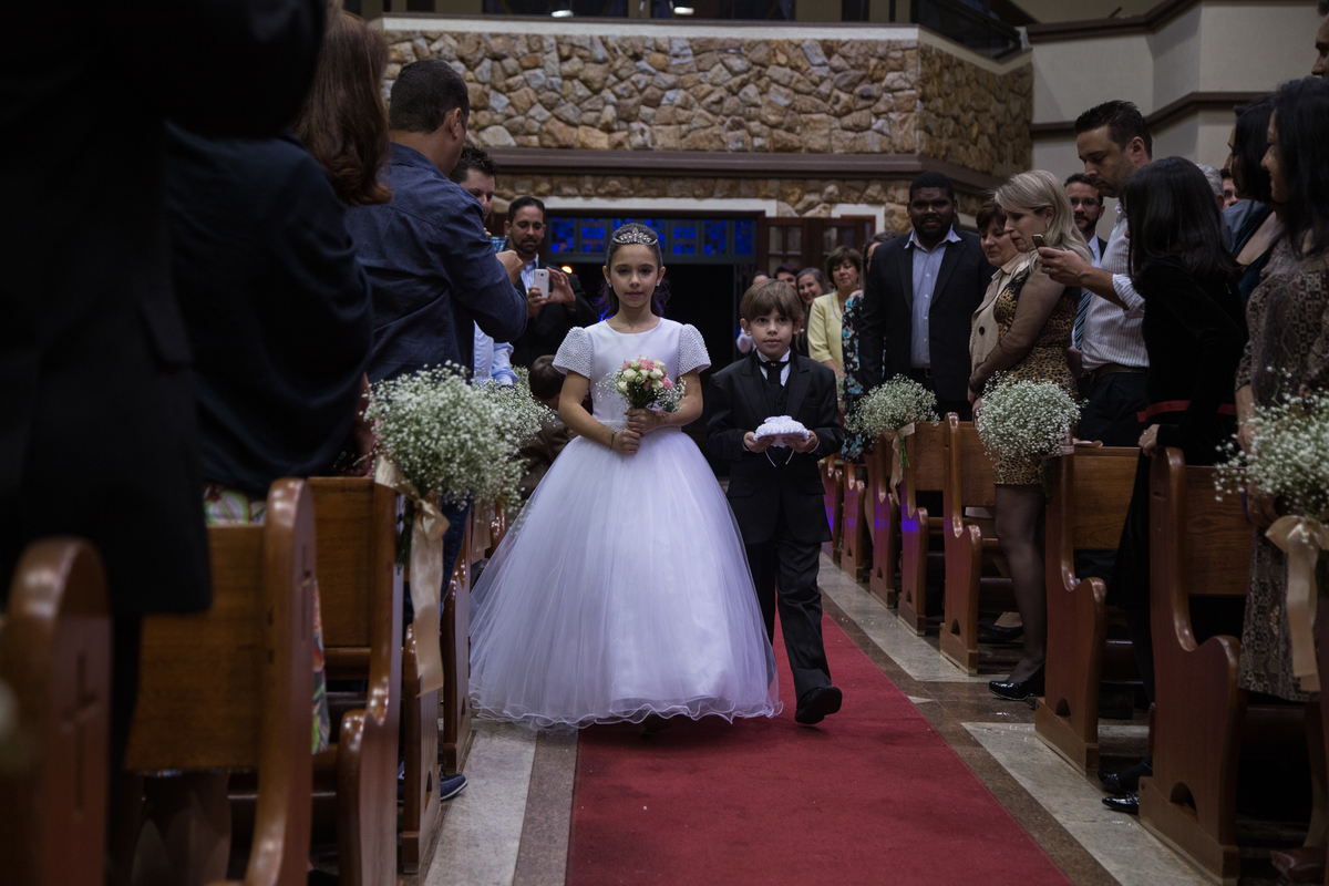 entrada das alianças feita pelas crianças damas e pajens