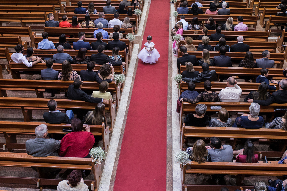 uma vista maravilhosa da daminha voltando do altar pelo corredor centra da igreja