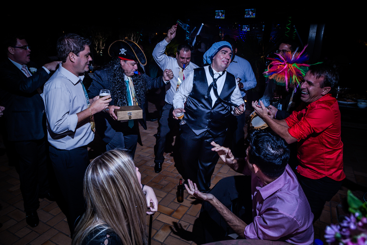 o noiva em total desprendimento e alegria com convidados e padrinhos