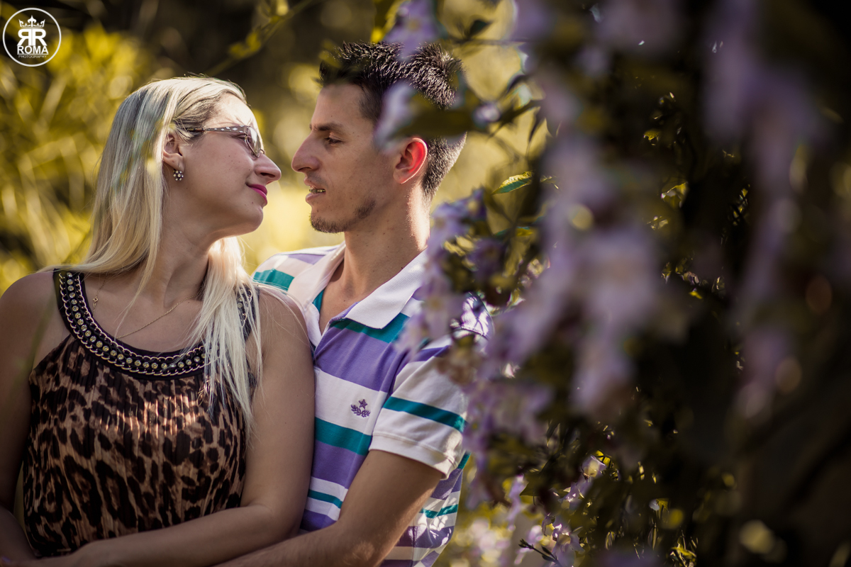 noiva tentando beijar o noivo junto as flores