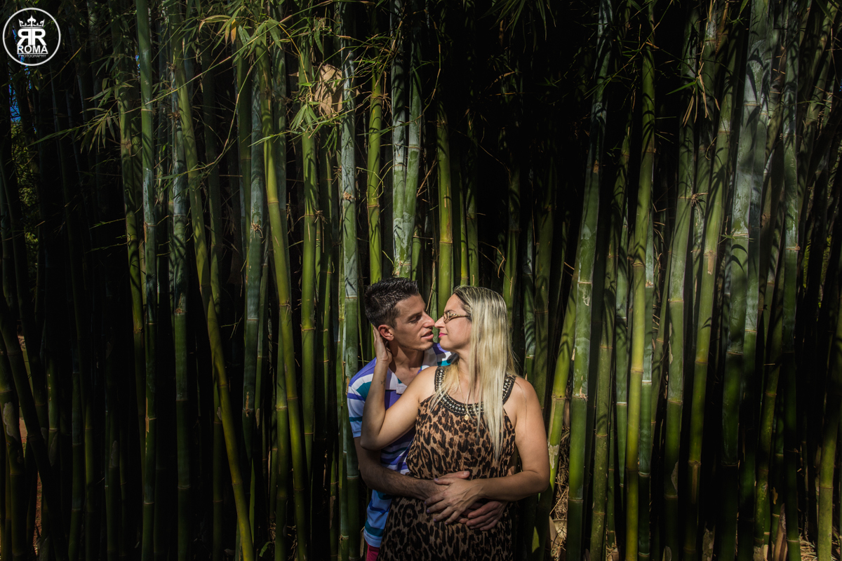 noivos juntos a moita de bambu abraçados