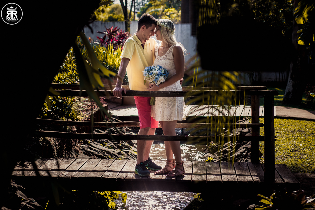 casal na ponte em um lindo por do sol