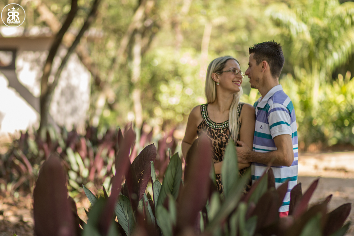casal abraçados trocando olhares
