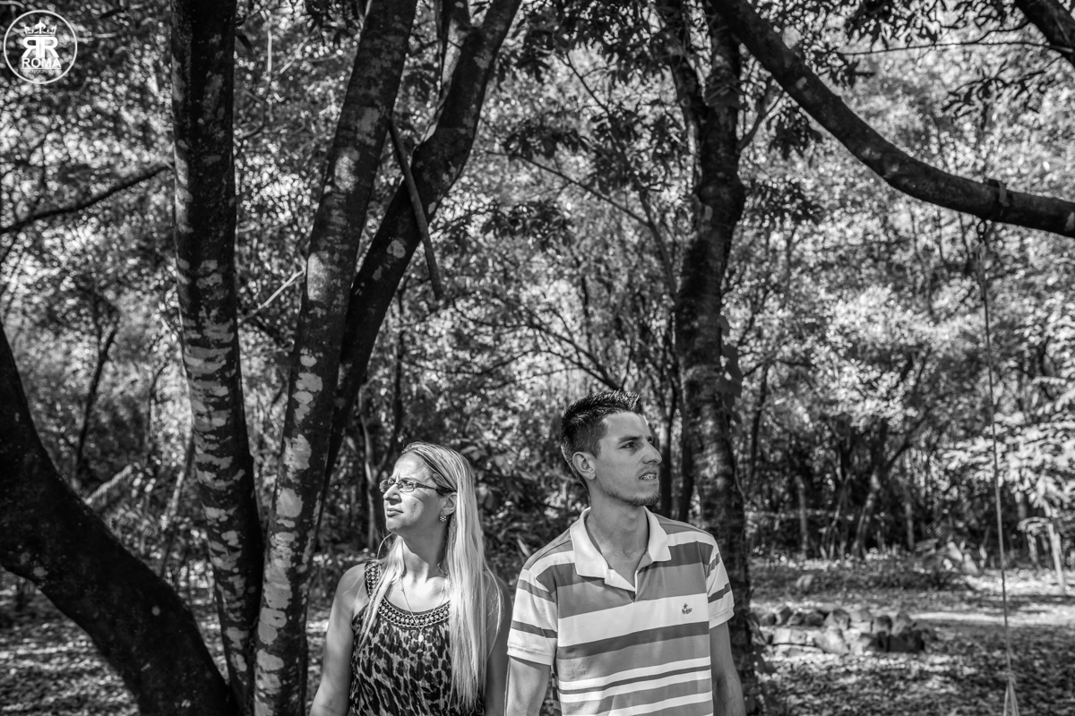 casal em meio as arvores olhando para o horizonte