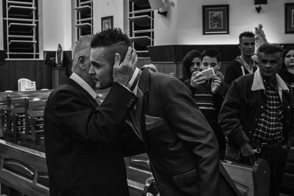 pai beijando seu filho,o noivo,no rosto após deixa-lo no altar