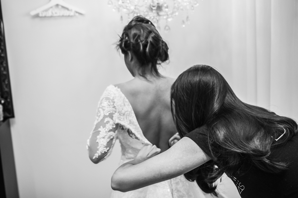 noiva colocando o vestido