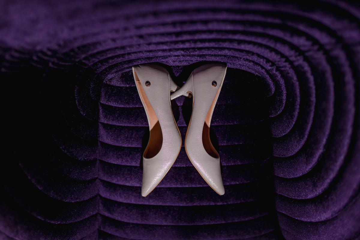 sapato da noiva colocado na poltrona de forma abstrata