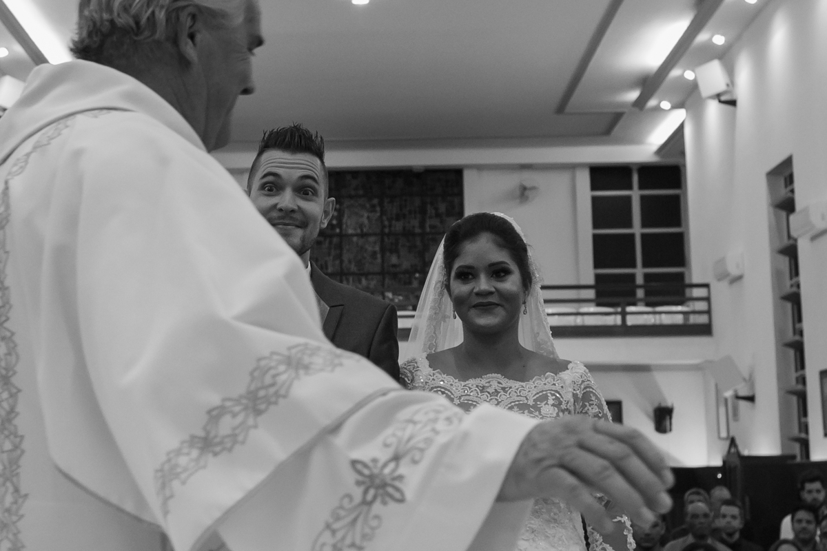 Noivo brincando com o padre