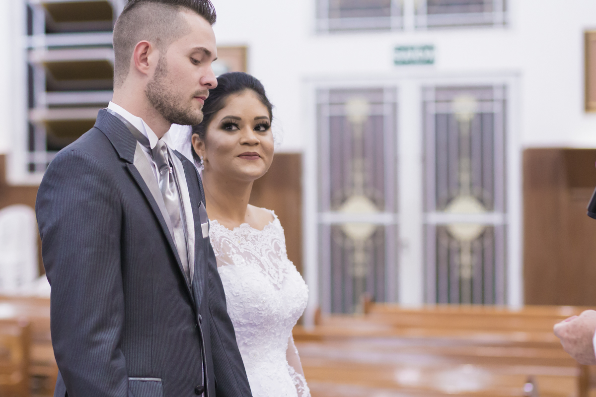 noiva olhando apaixonada para o seu noivo