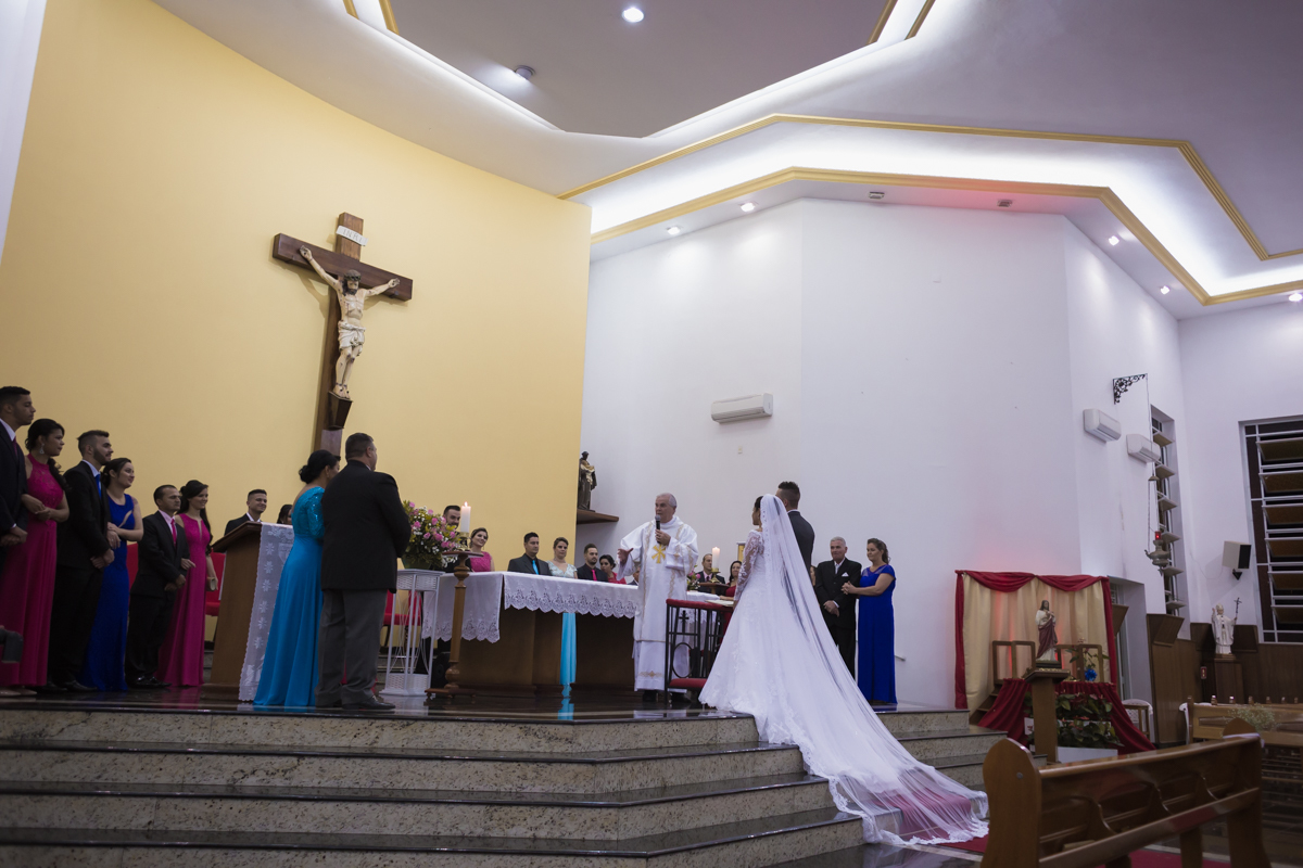 Vista lateral com a noiva e seu lindo véu ao longo da escadaria