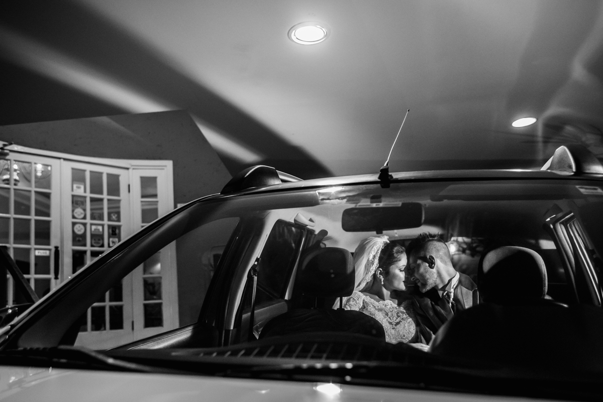 noiva e noivo dentro do carro trocando olhares de carinho