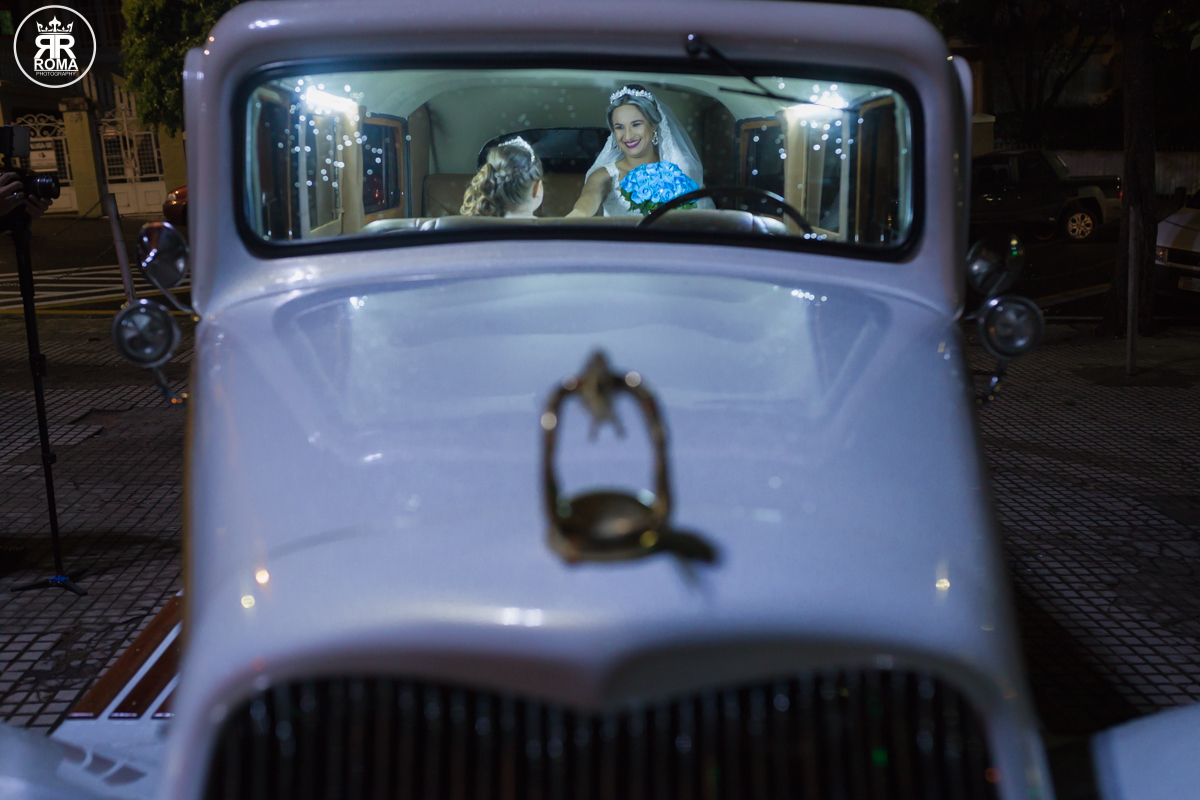 a noiva e a daminha dentro do carro esperando ansiosas a sua entrada na igreja