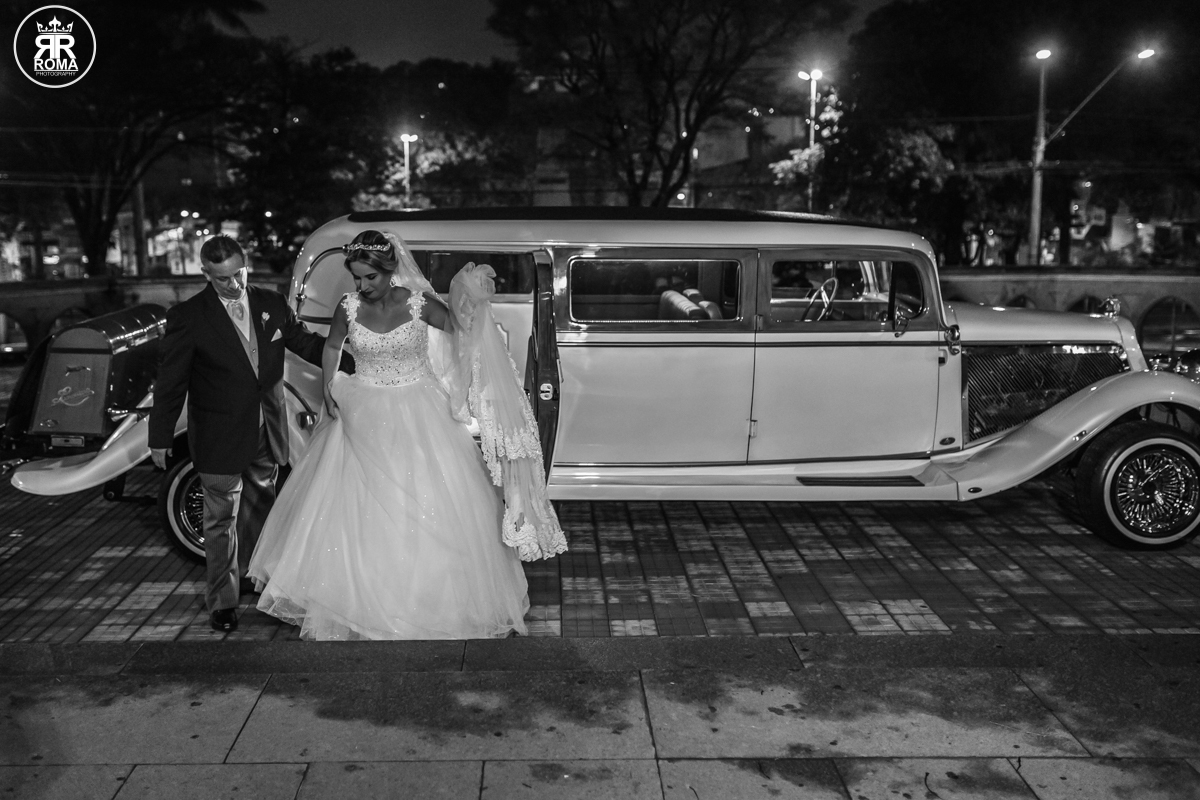 o pai da noiva indo busca la no carro