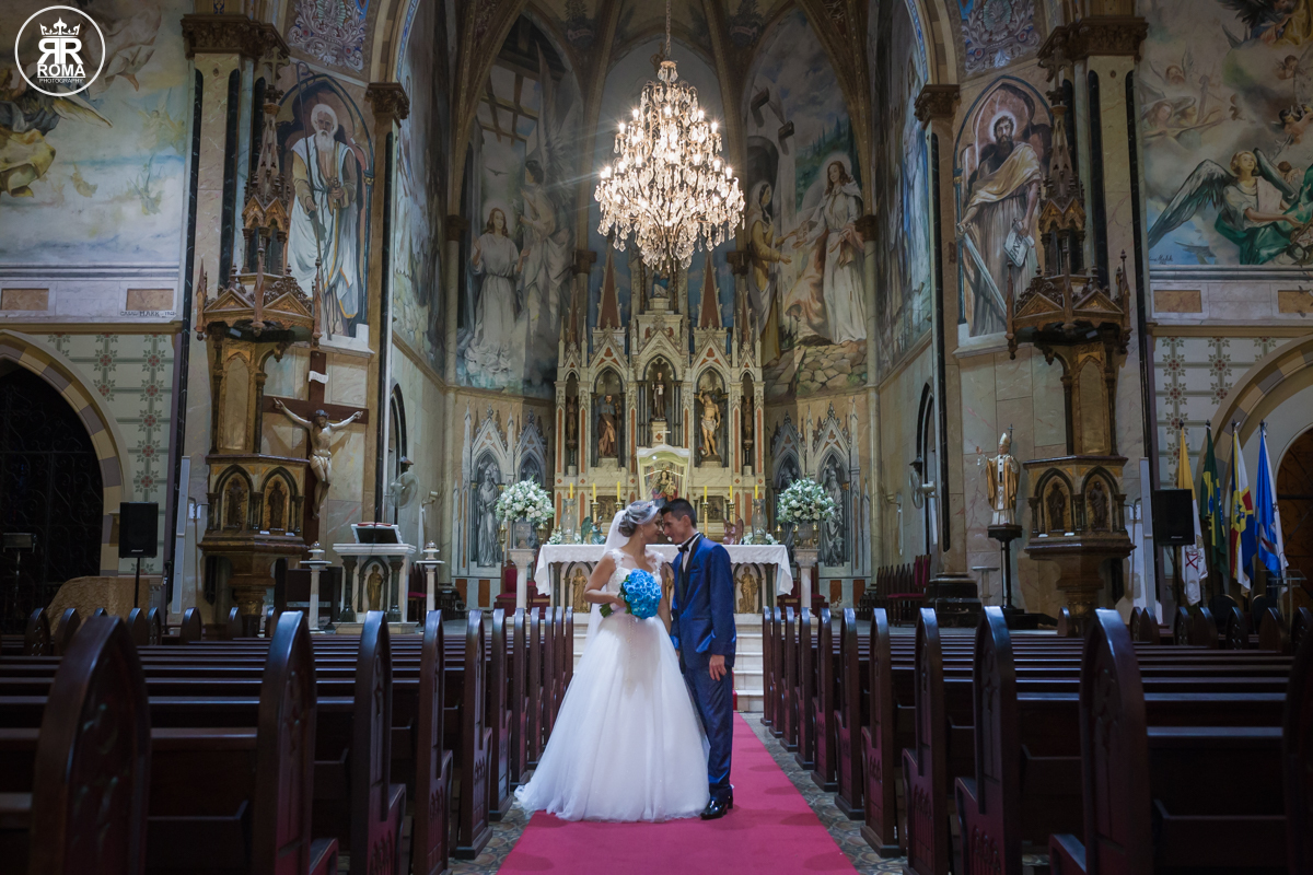 noivo e noiva se olham no corredor da igreja Matriz Nossa Senhora do Patrocínio 