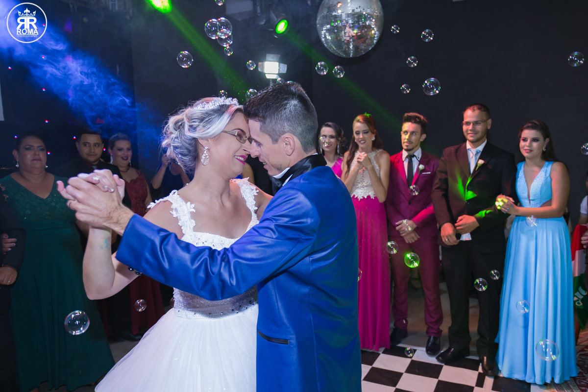 noivo e noiva dançando sua primeira valsa juntos