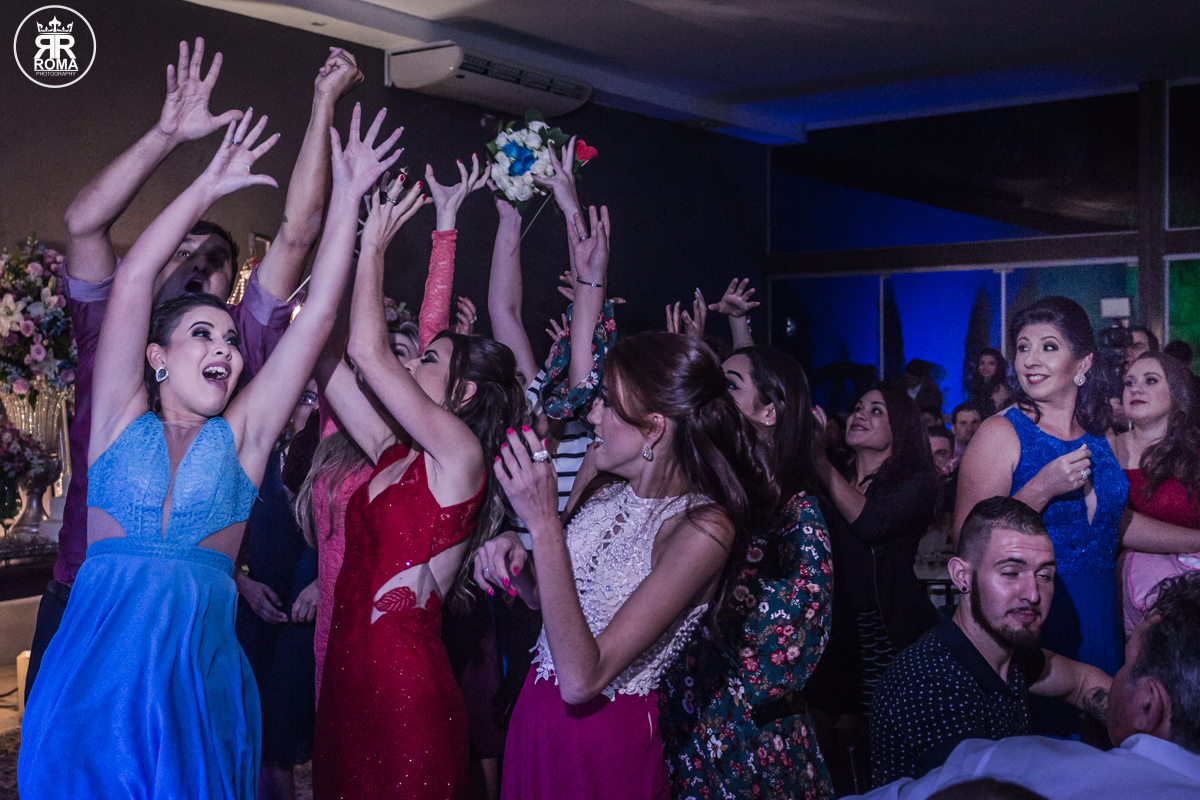 amigas da noiva tentando pegar o buque 