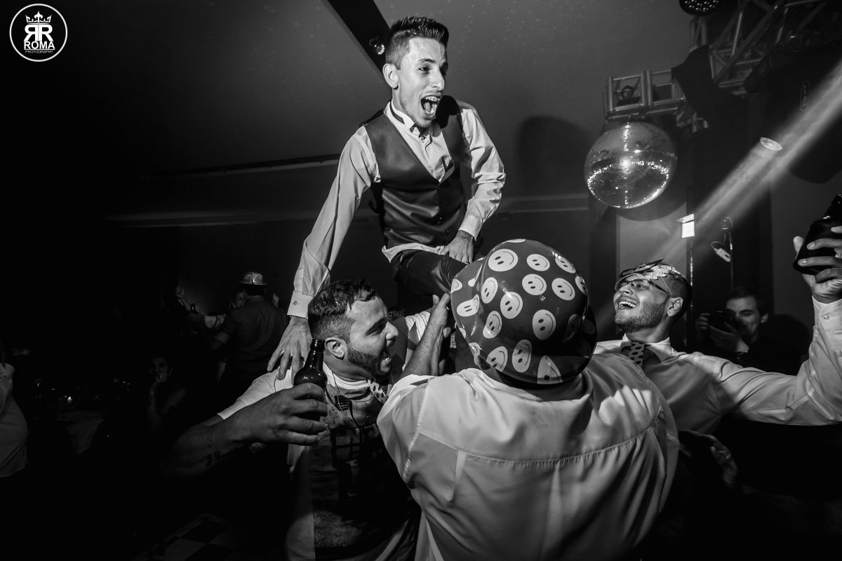 amigos do noivo jogando ele pro alta na pista de dança