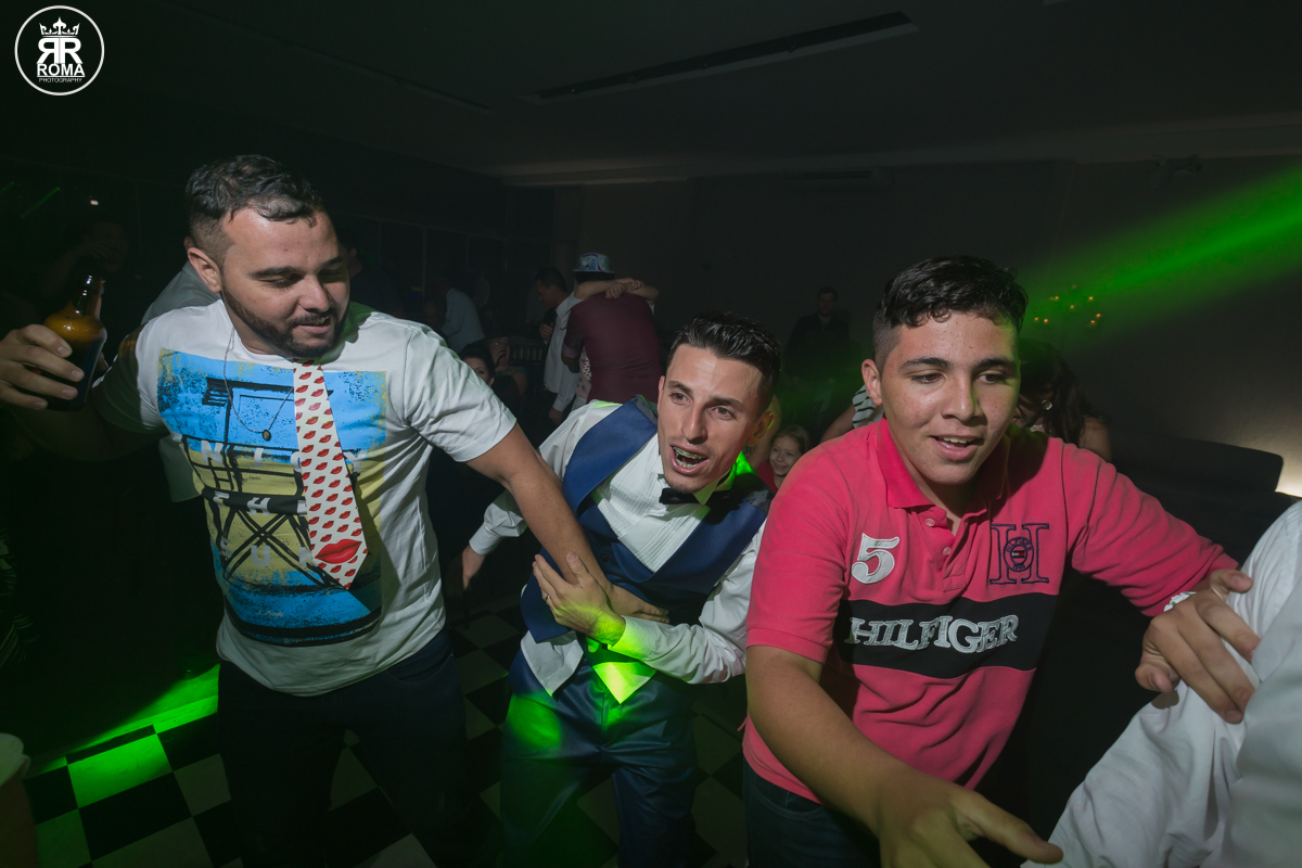 noivo dançando com os amigos