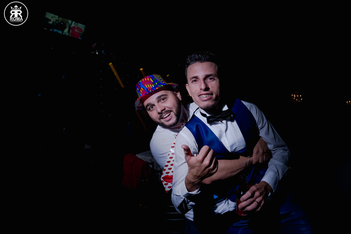 noivo sendo abraçado pelo amigo