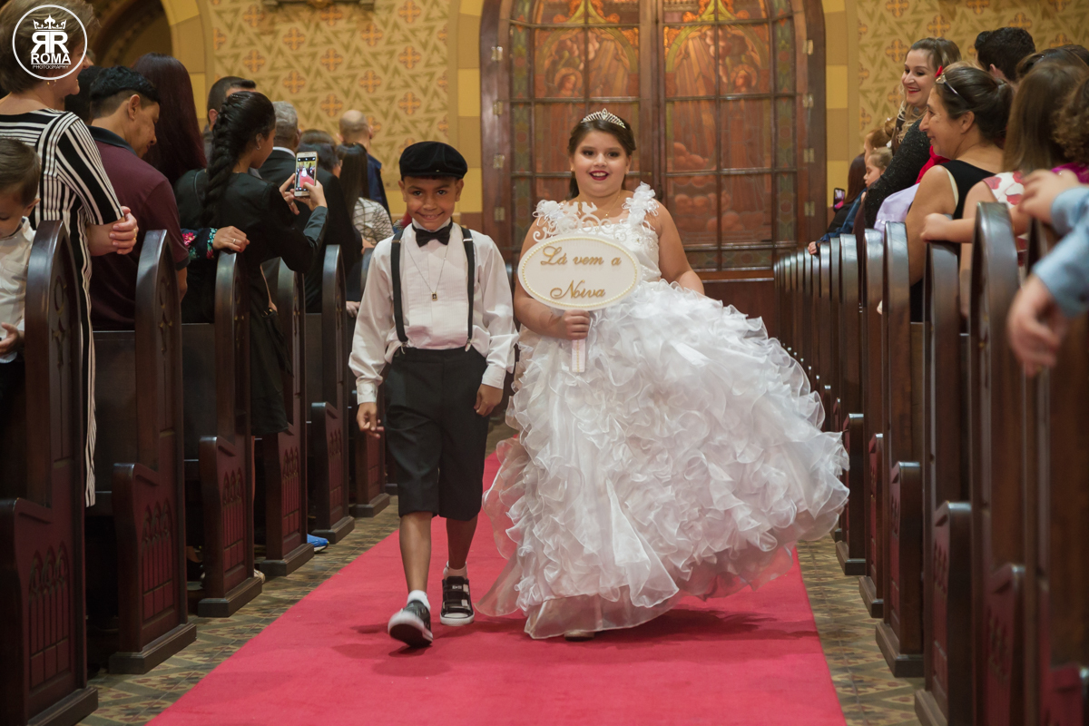 pagem e dama de honra no corredor central