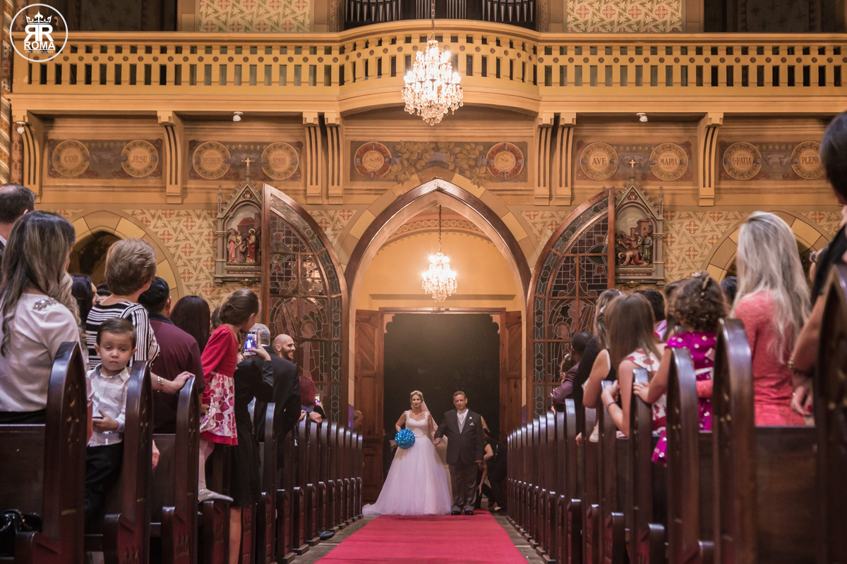 a noiva na porta central da igreja linda e deslumbrante