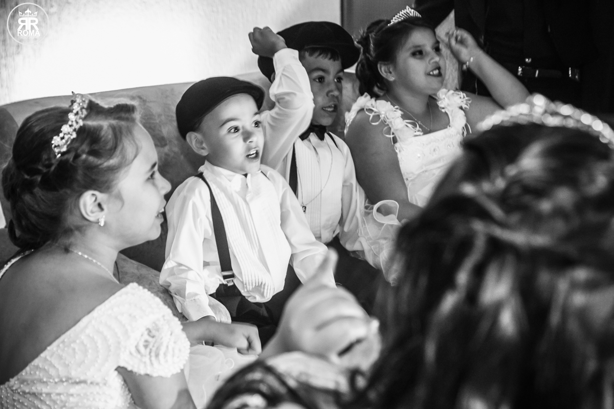 crianças brincando e se divertindo muito na festa