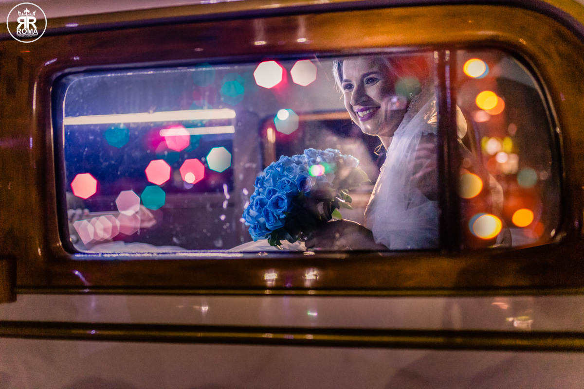 a noiva olhando pela janela do carro a entrada dos padrinhos