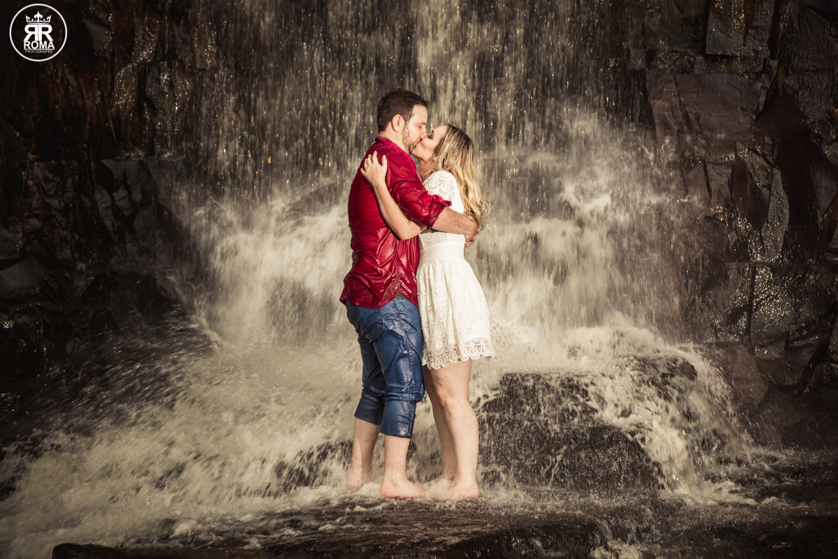noivo beijando a noiva debaixo da cachoeira