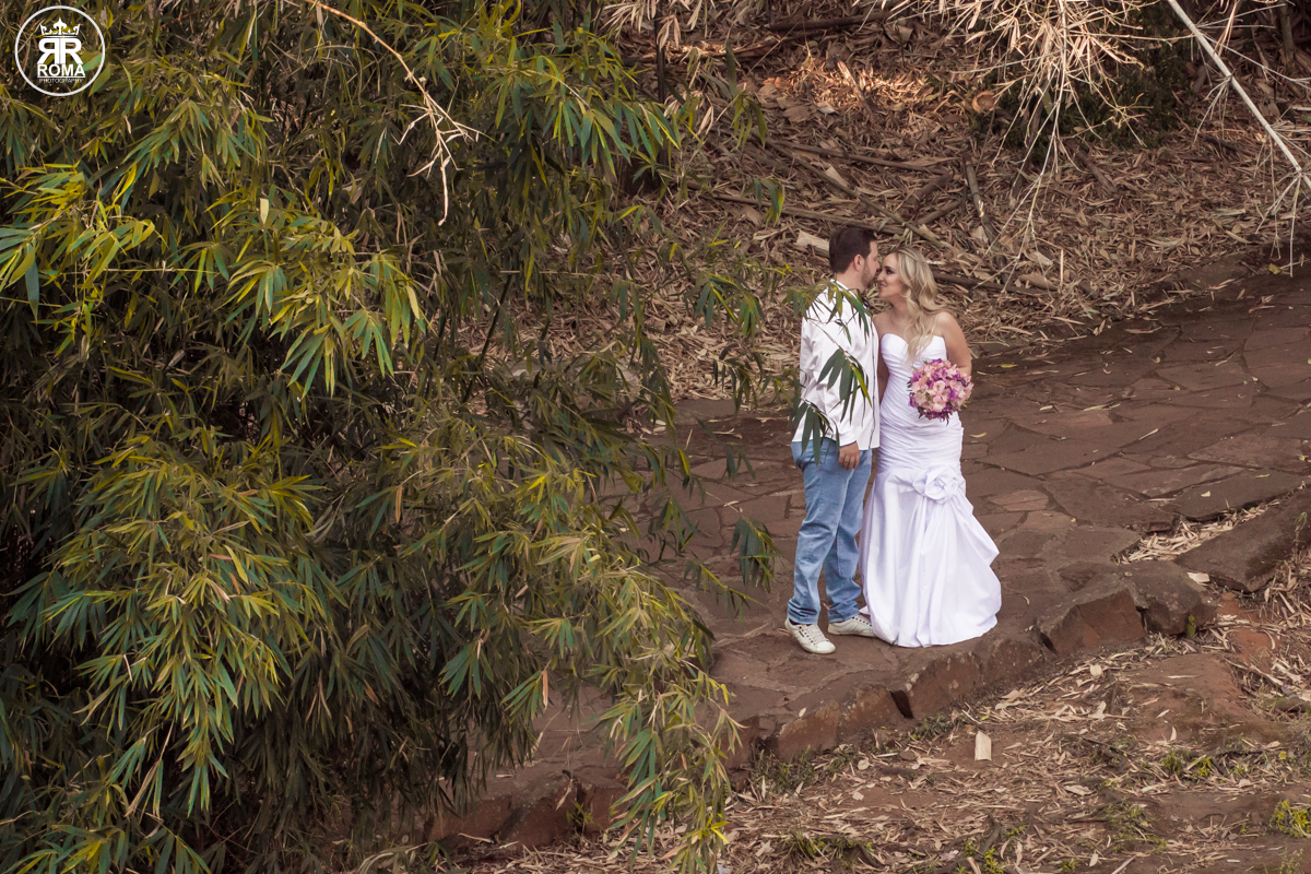 casal de noivos se beijando