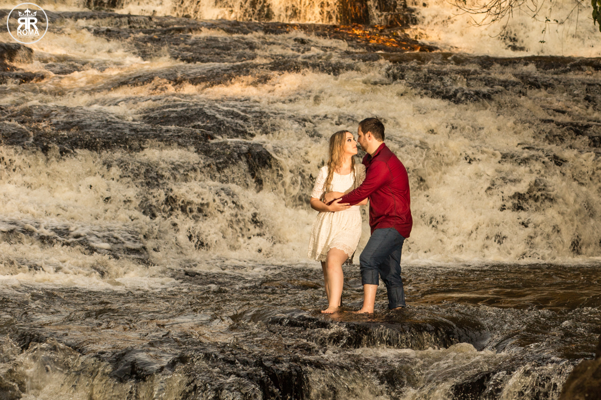 noivos entrando no rio e se beijando