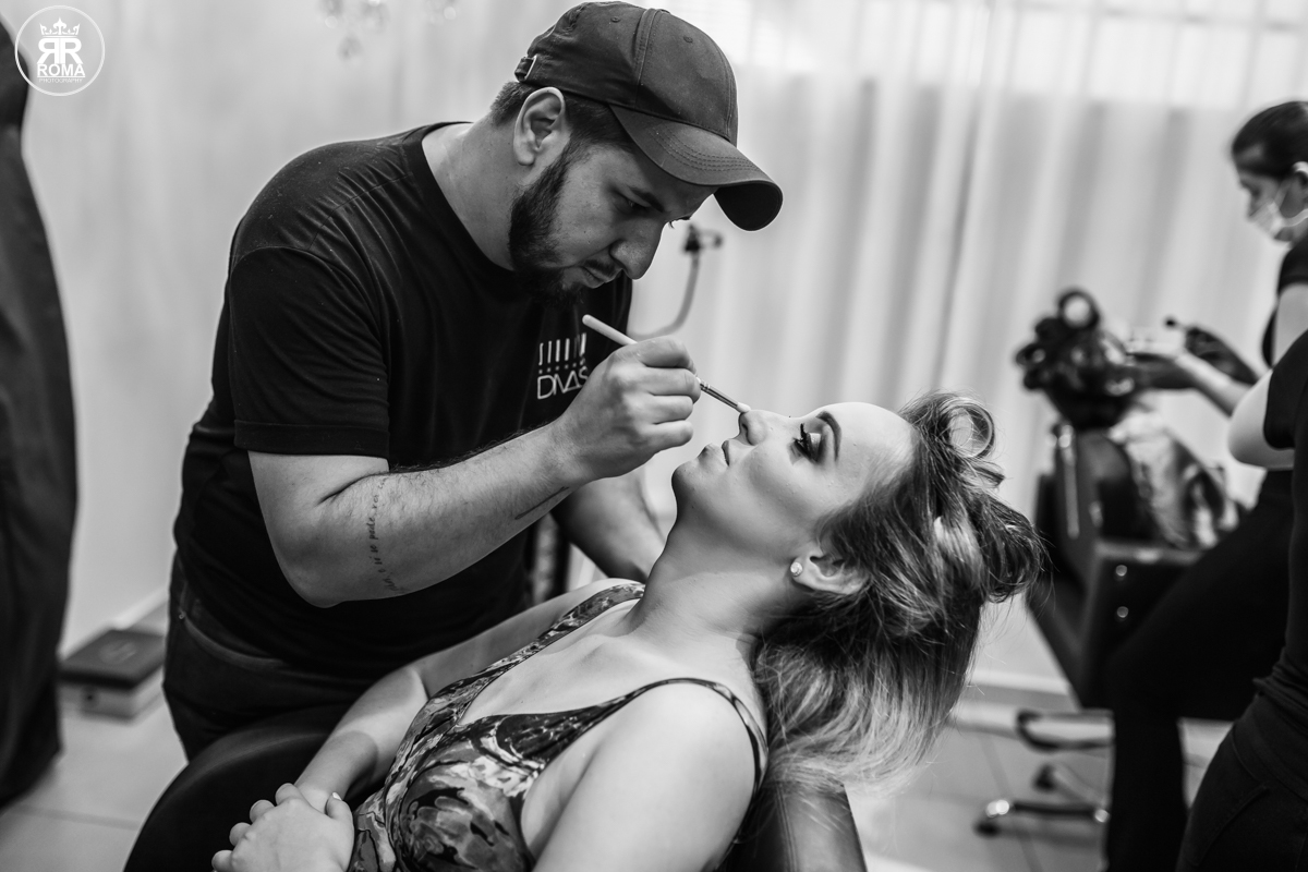 cabeleireiro finalizando a maquiagem da noiva 
