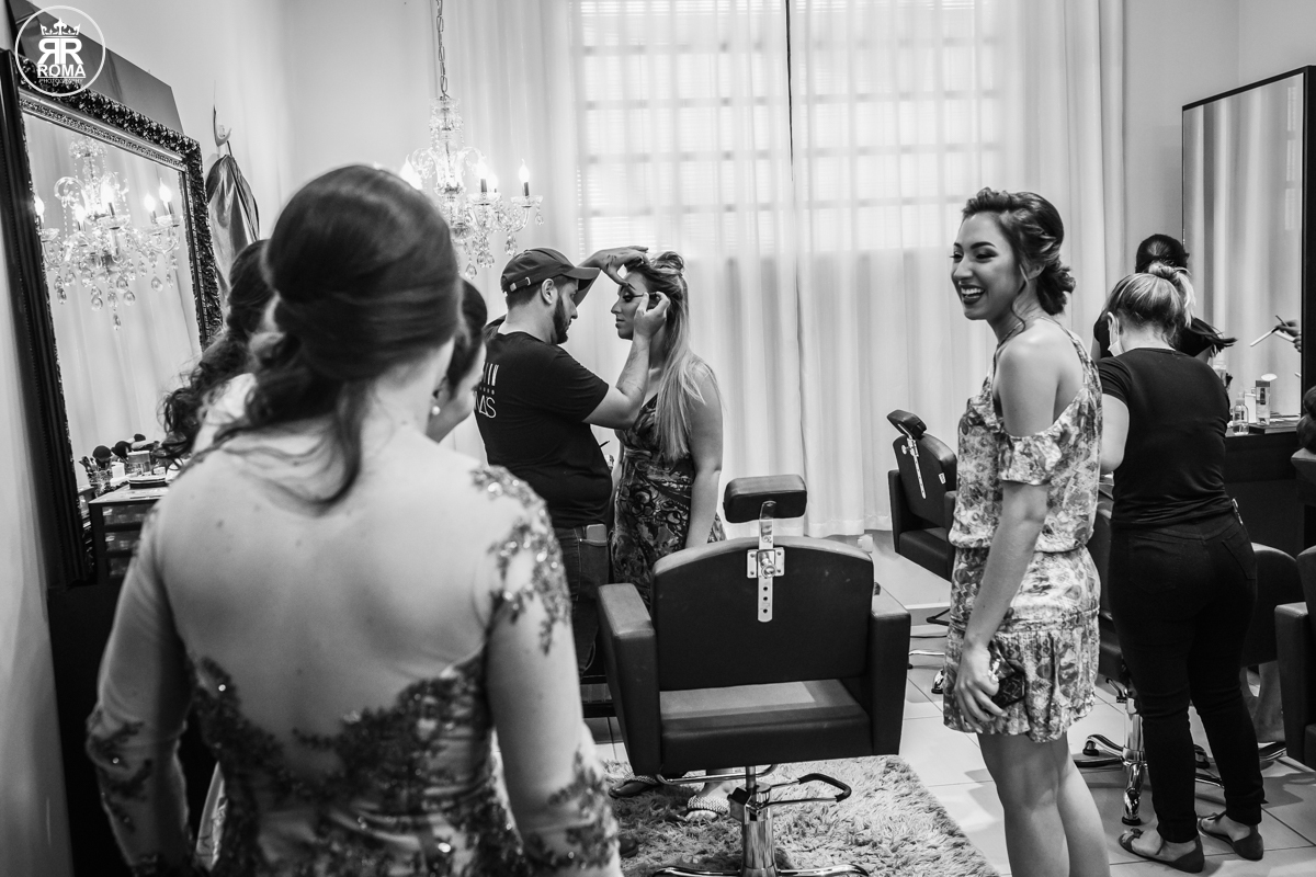 madrinhas muito divertidas no salão de cabeleireiro fazendo a maior bagunça com a noiva