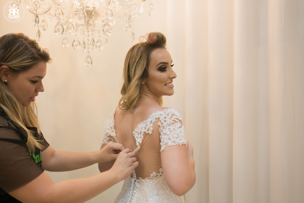 noiva colocando o seu vestido de noiva e dando os últimos retoques 
