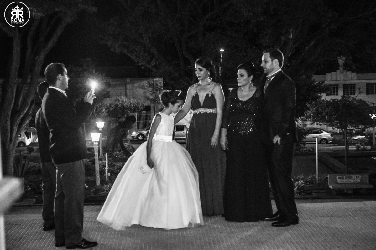 daminha de honra esperando a hora de sua entrada