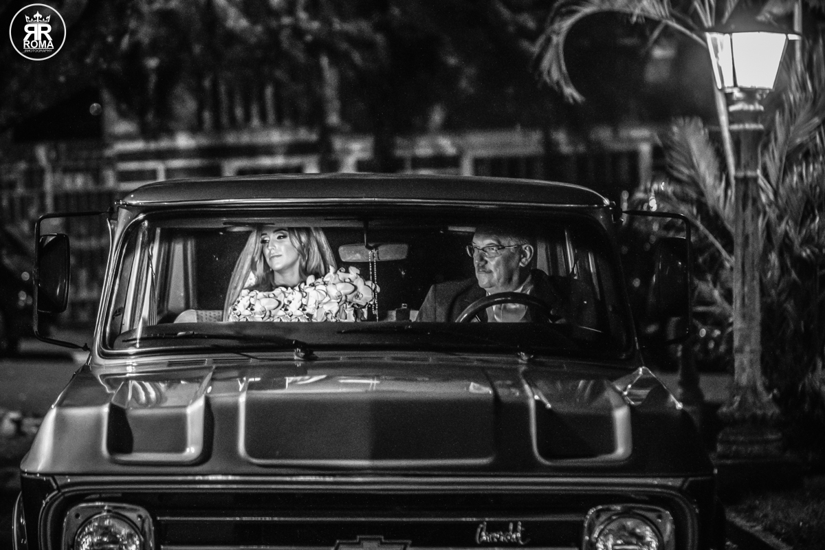 noiva no carro esperando sua entrada e olhando emocionada pra igreja 