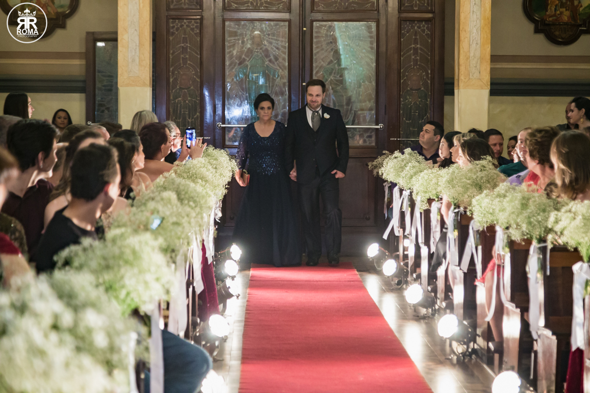 noivo junto de sua mãe na porta da igreja preparando se para entrar no tapete vermelho