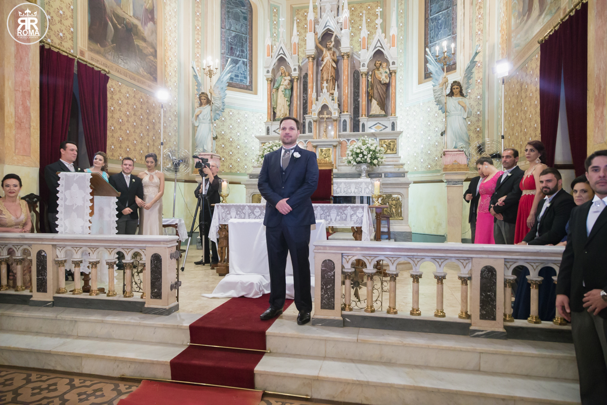 noivo no altar da igreja esperando a entrada da noiva