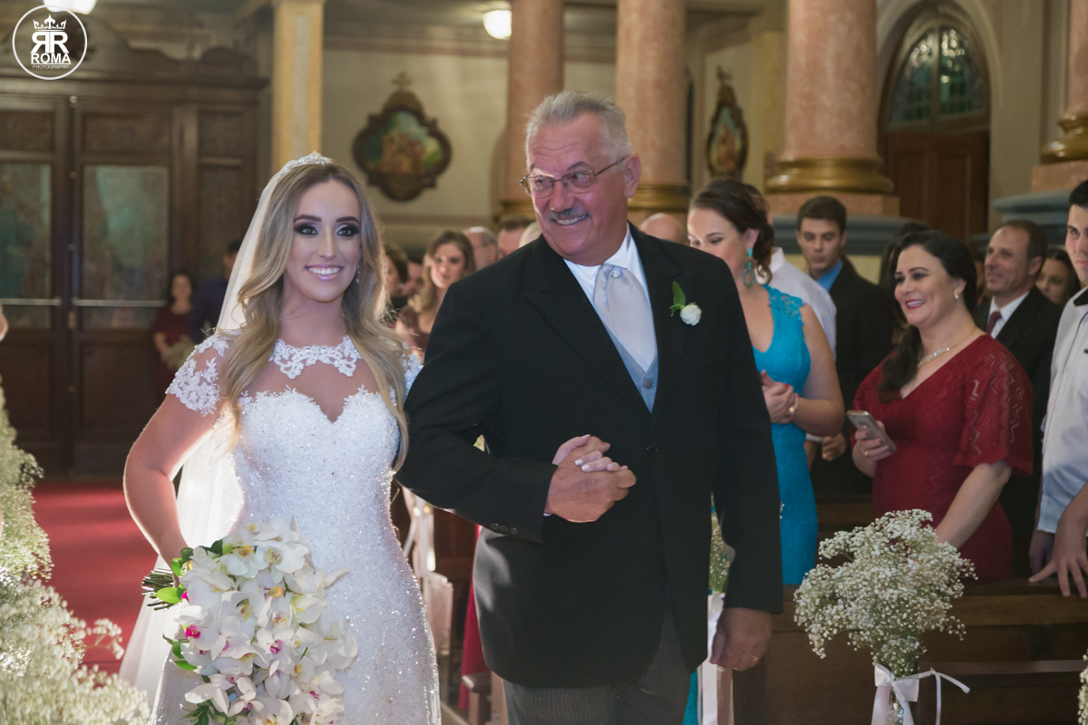 pai olhando a sua filha com um olhar de ternura e orgulho pela entrada triunfal de sua filha a noiva