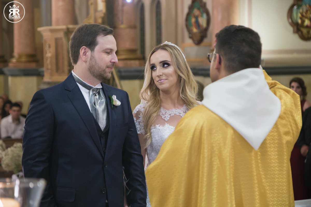 noiva olhando com olhar apaixonada para o noivo