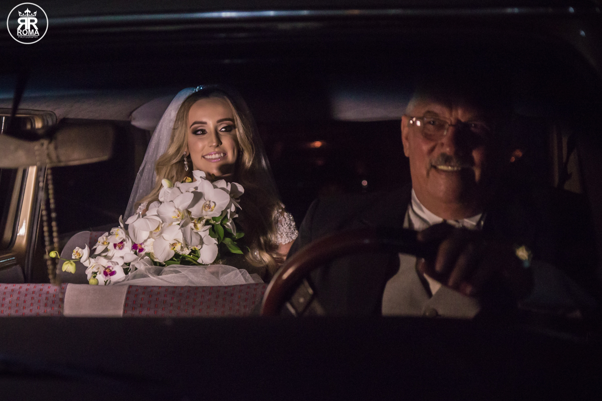 noiva olhando seu pai com um olhar de carinho e gratidão