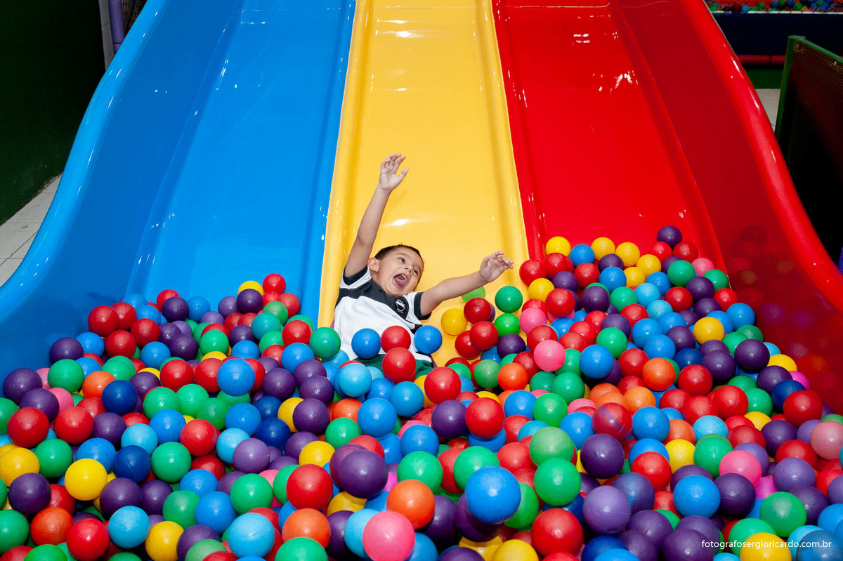 foto de crianças brincando na piscina de bolinhas na casa de festas arte e kids na freguesia em jacarepaguá