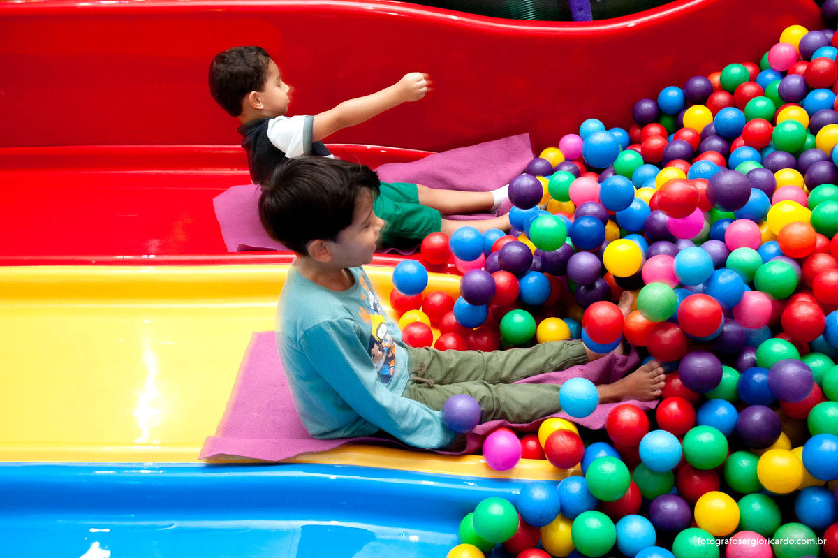 foto de crianças brincando na piscina de bolinhas na casa de festas arte e kids na freguesia em jacarepaguá