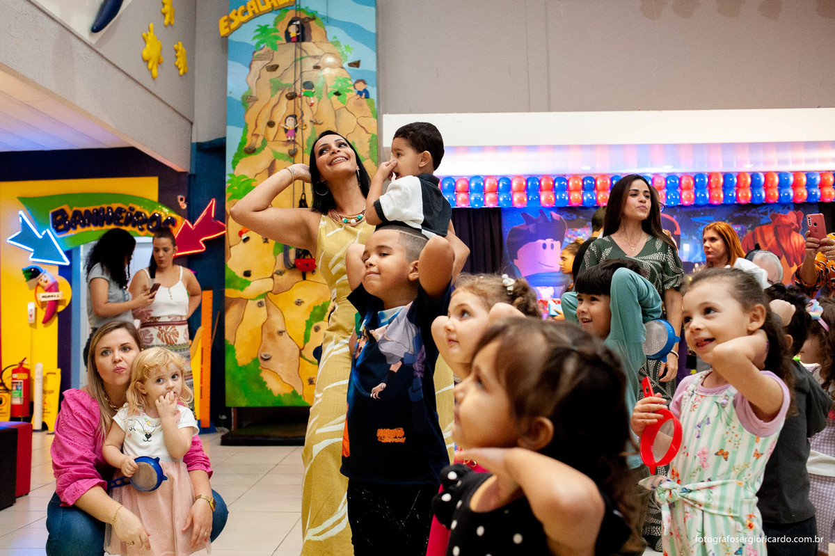 foto de crianças brincando na casa de festas arte e kids na freguesia em jacarepaguá
